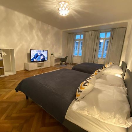 Spacious Apartment On Wenceslas Square Прага Екстер'єр фото
