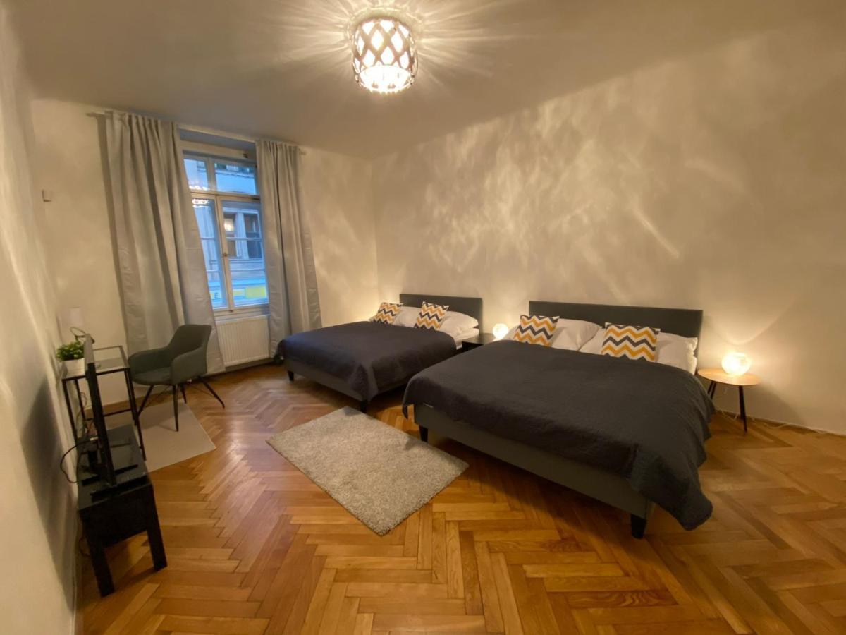 Spacious Apartment On Wenceslas Square Прага Екстер'єр фото